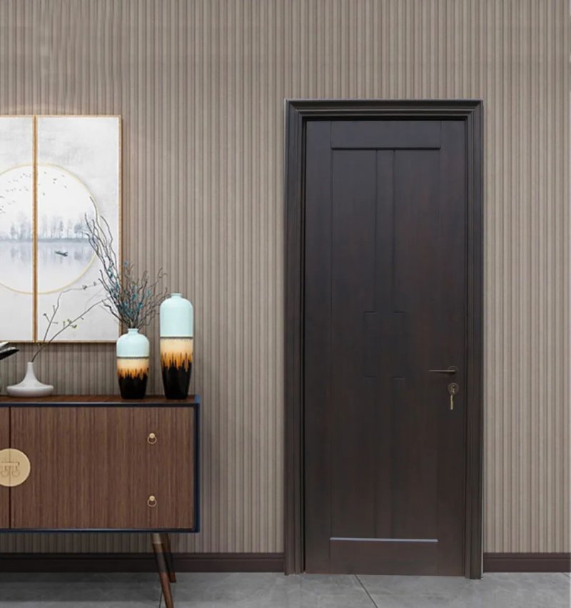喜欢新中式,自然要选择一款相称的室内门,新中式木门设计上摒弃了传统