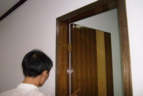 How to Deal with Wooden Door Renovation? Can Manual Painting Be Used for Wooden Door Renovation?