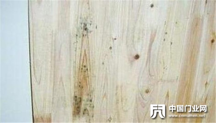 木门发霉后影响美观，一定要做好保养工作哦