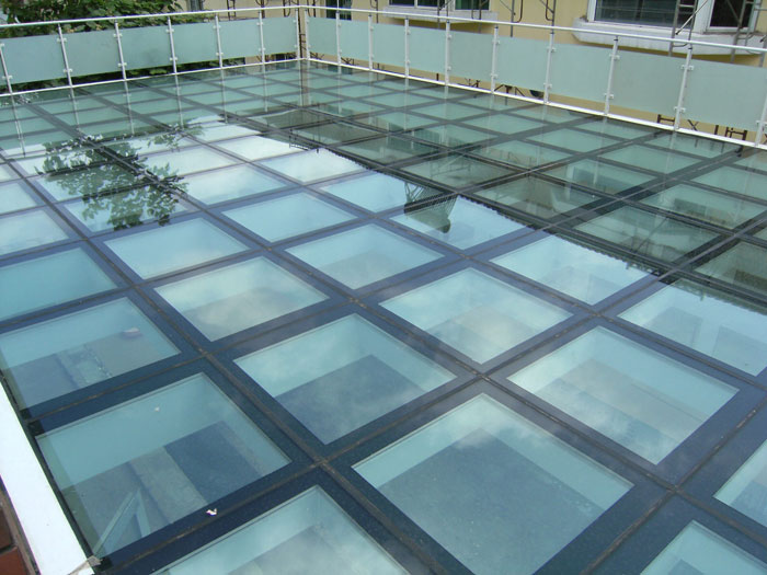 Semi-Underground Sunken Courtyard Sunshine Room